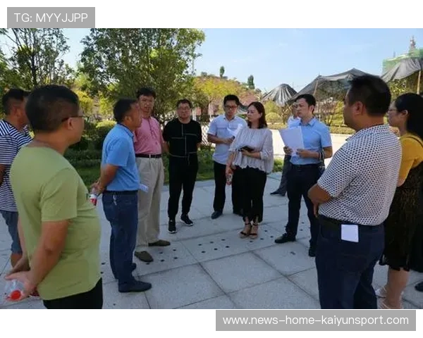 赛场外的别离：LPL主持人合照致敬每一位选手